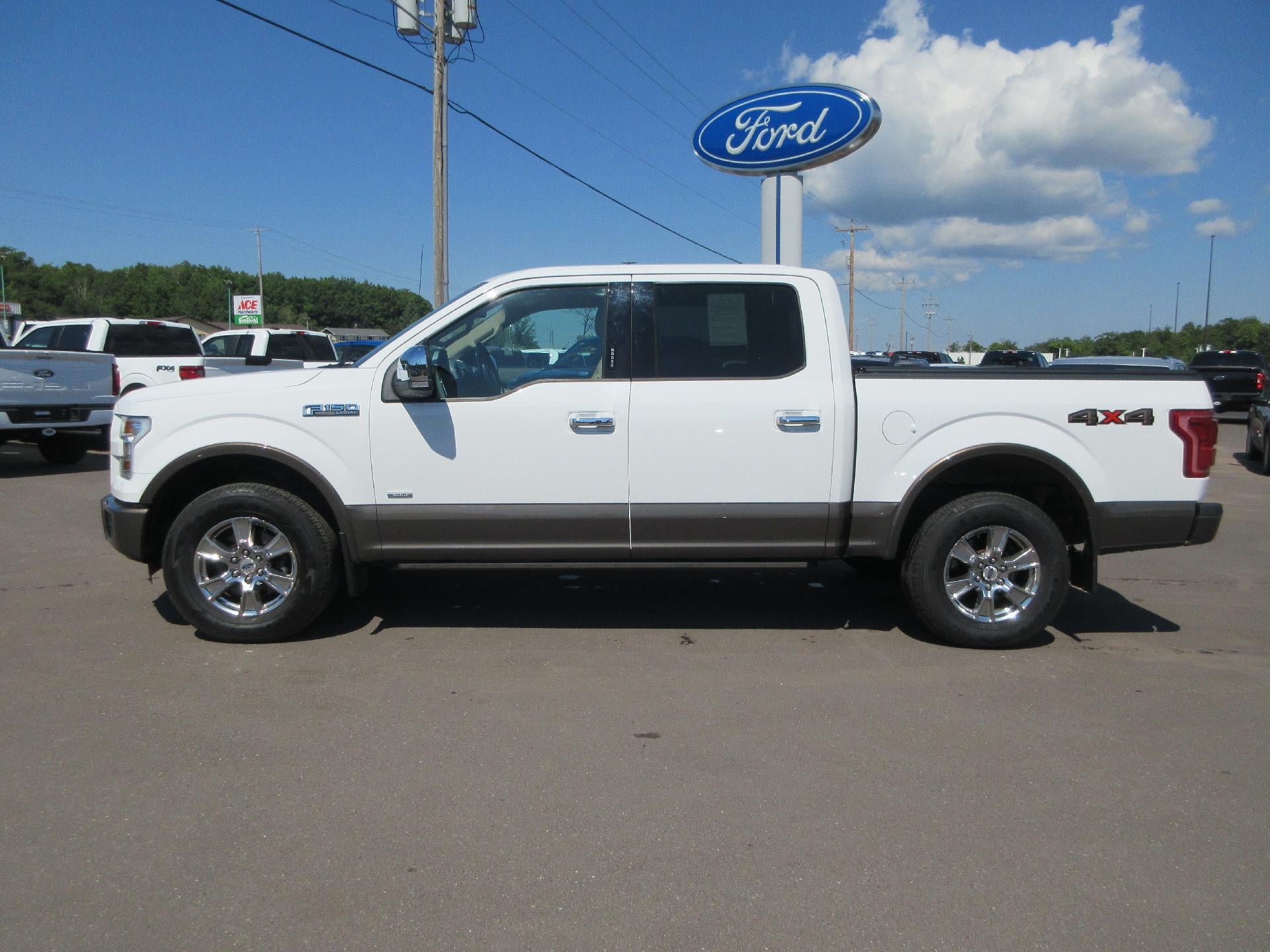 2015 Ford F-150 4WD SuperCrew 5-1/2 Ft Box Lariat in White — front three-quarter view