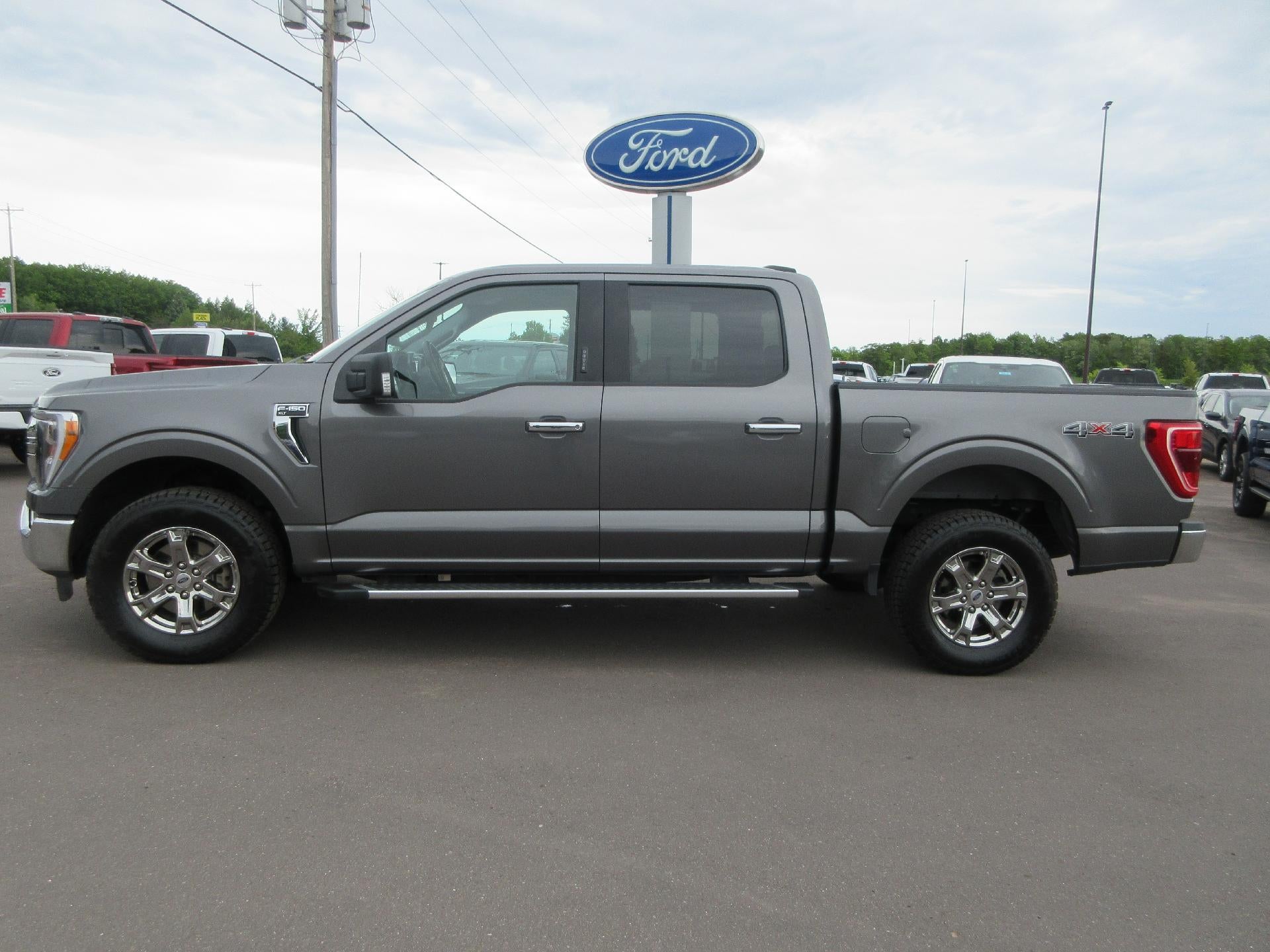 2023 Ford F-150 XLT 4WD SuperCrew 5.5' Box in Carb Gray — front three-quarter view