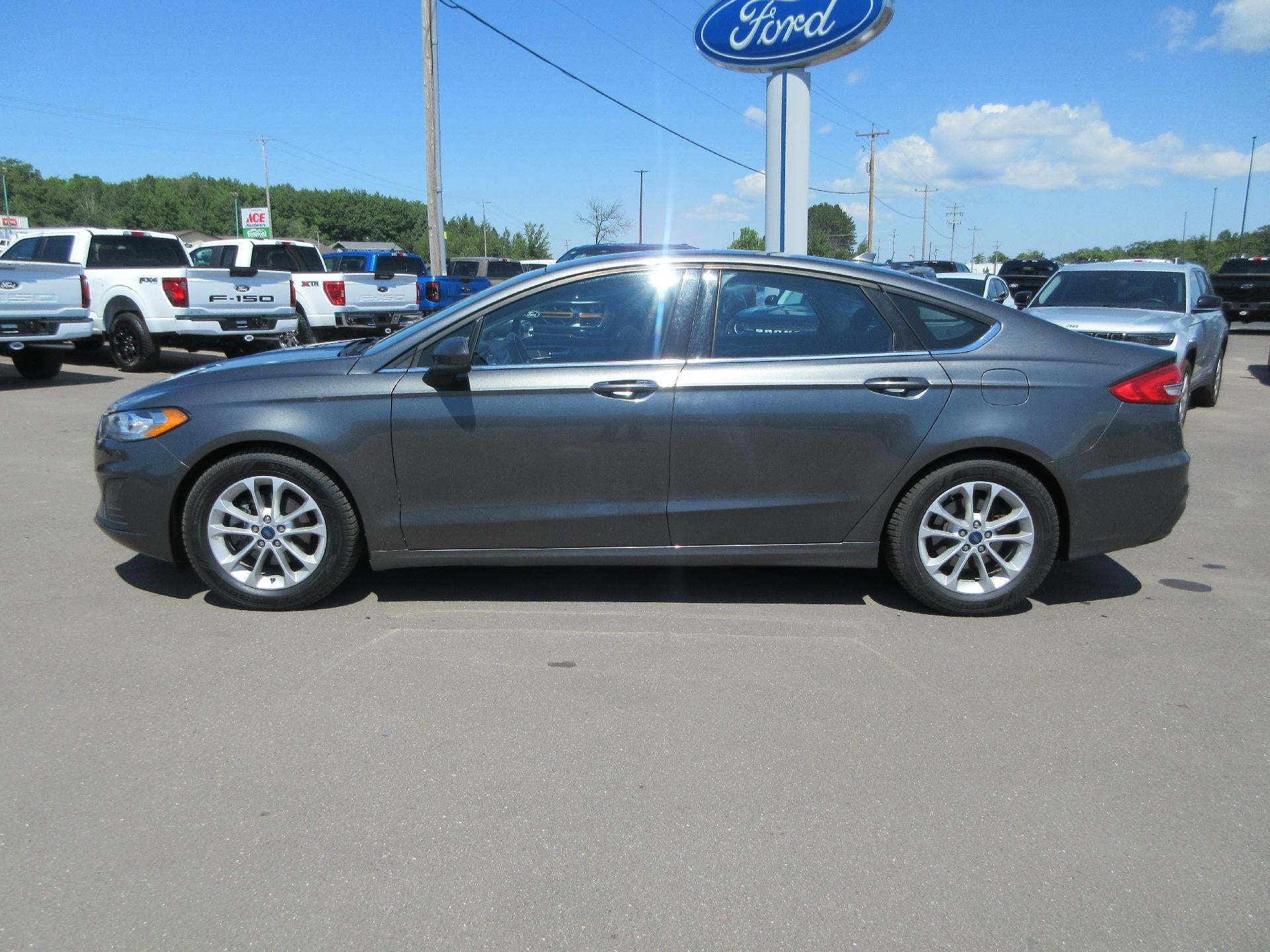 2020 Ford Fusion SE FWD in Gray — front three-quarter view