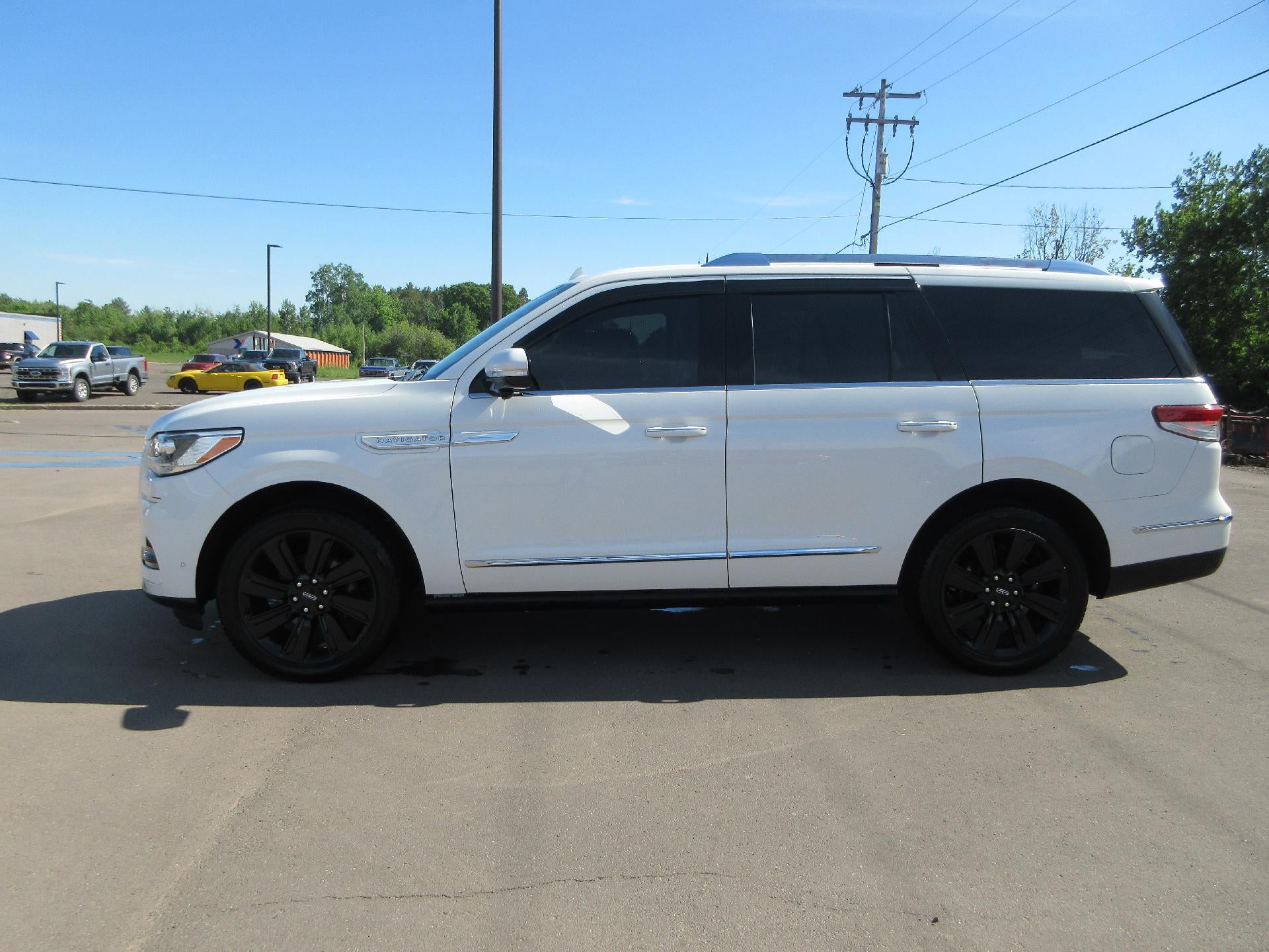 2022 Lincoln Navigator Reserve 4x4 in Pristine White Metallic Tri-Coat — front three-quarter view