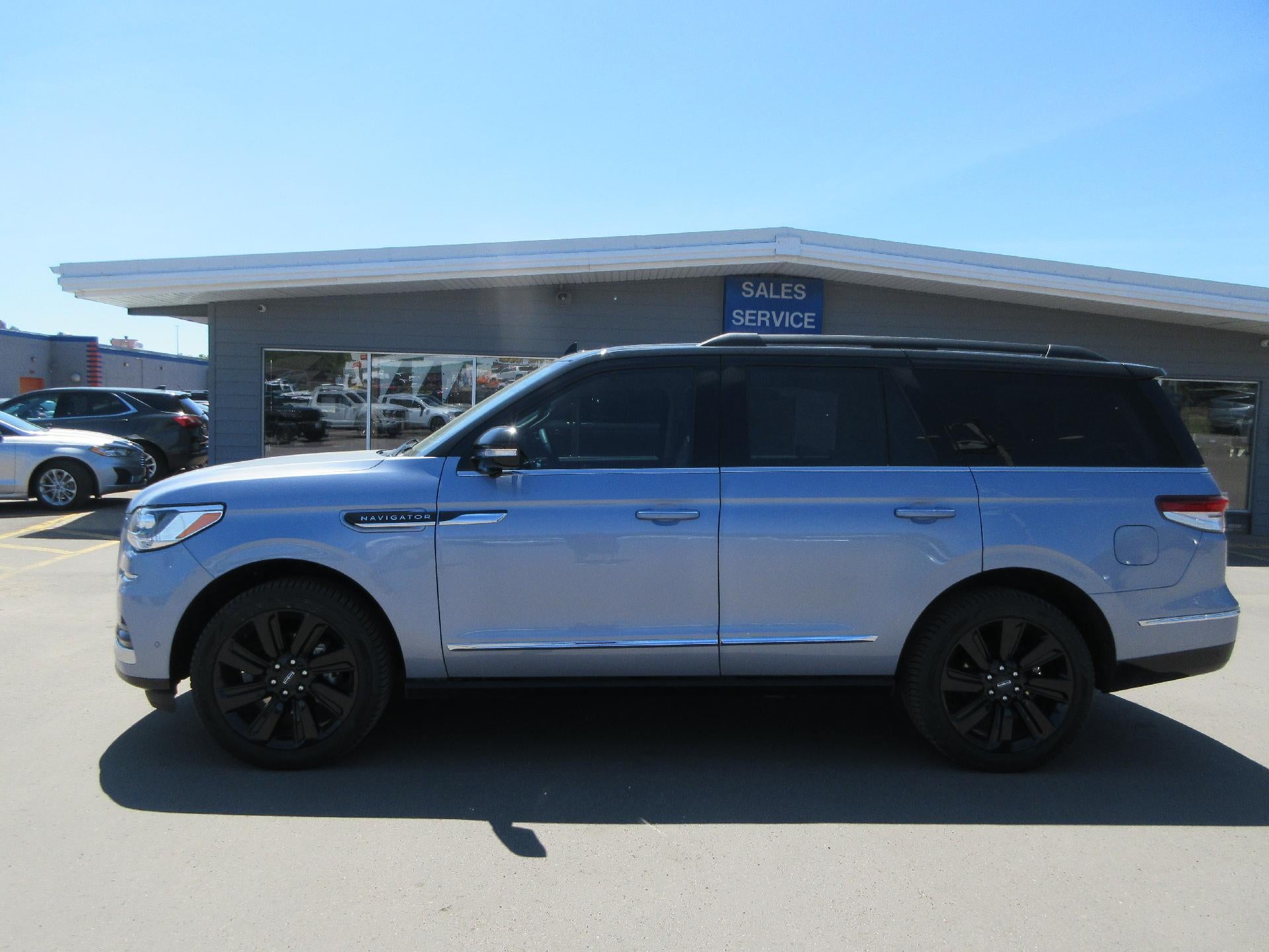 2023 Lincoln Navigator Black Label 4x4 in Infinite Black Metallic Clearcoat — front three-quarter view