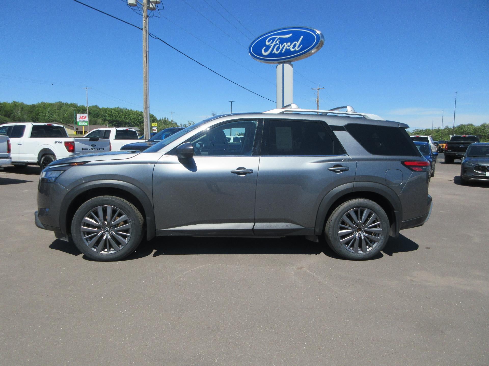 2024 Nissan Pathfinder SL 4WD in Solid Gray/Super Black — front three-quarter view